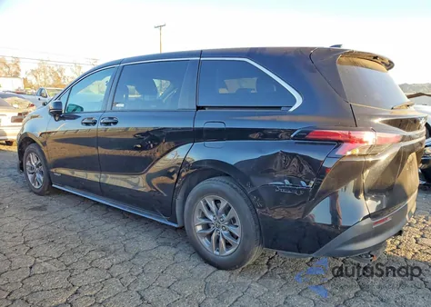 2021 Toyota Sienna Le z USA, uszkodzony, nr VIN 5TDKRKEC0MS046766